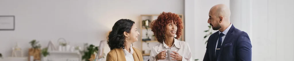 Kundenbeziehungsmanagement Marion Hirschbach - Drei Personen unterhalten sich
