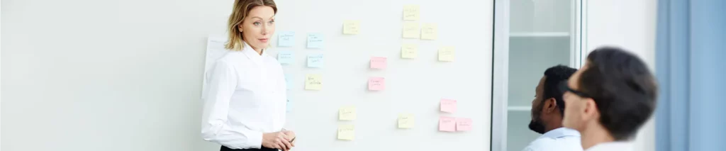 Vertriebsschulung Marion Hirschbach - Besprechung an einem Whiteboard