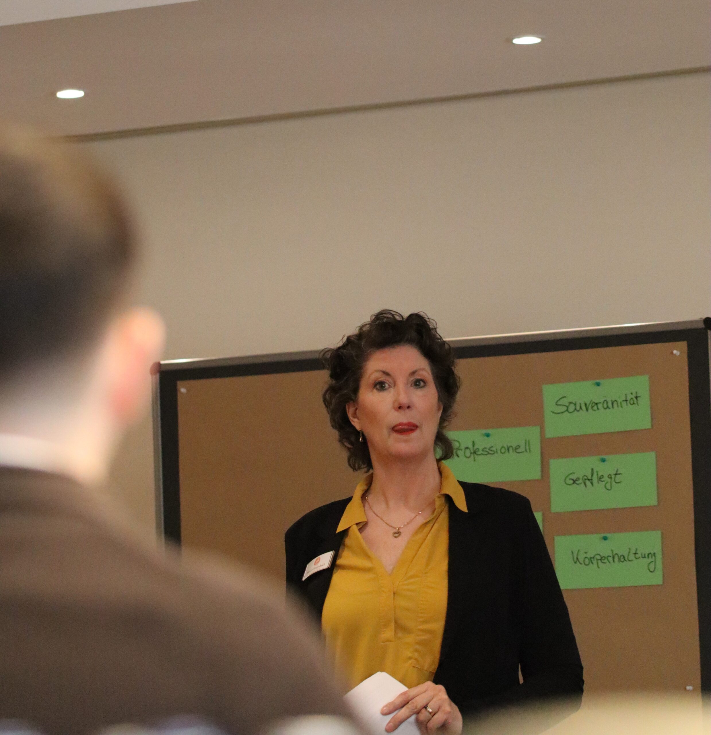 Marion Hirschbach vor Metaplanwand